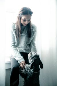Persona reforzando la calma de su perro antes de salir